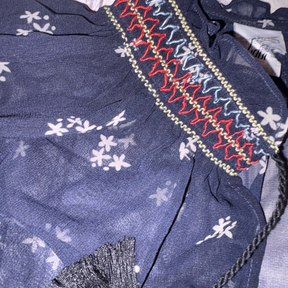 CAbi Blooming Balloon Sleeve floral embroidered tunic blouse M - Picture 7 of 8